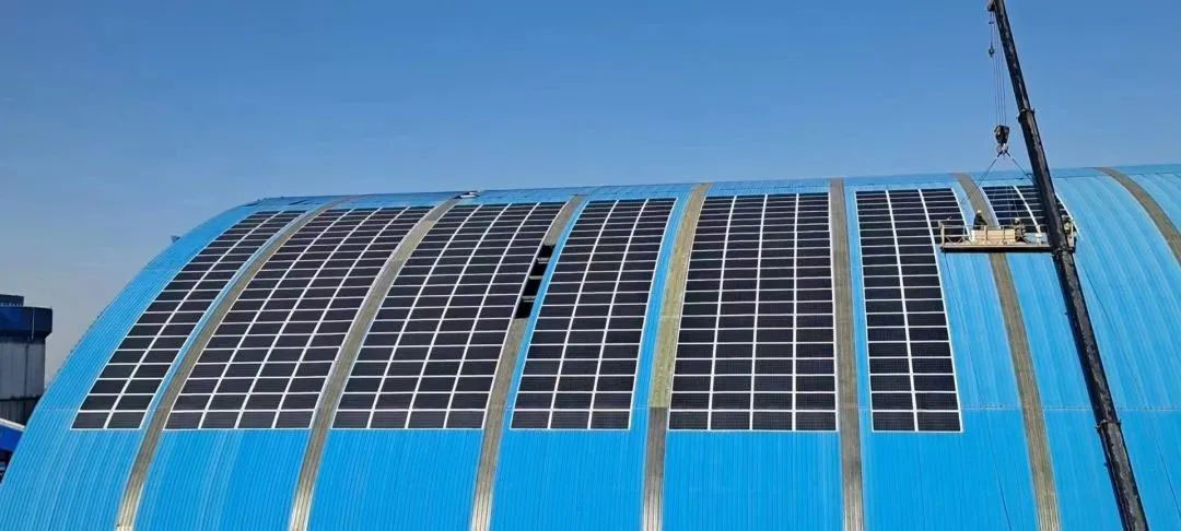 首個(gè)拱形礦區(qū)煤棚項(xiàng)目 | 日托輕柔組件解決拱形屋頂安裝難題