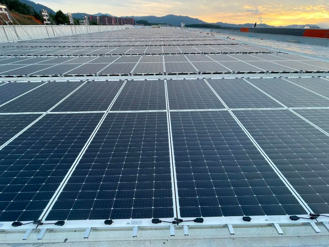 廠房屋頂變發電站,日托輕柔攜手央企再添陽光福利