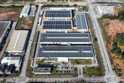 廠房屋頂變“發電站”,日托輕柔攜手央企再添“陽光福利” 廠房屋頂變“發電站”,日托輕柔攜手央企再添“陽光福利”